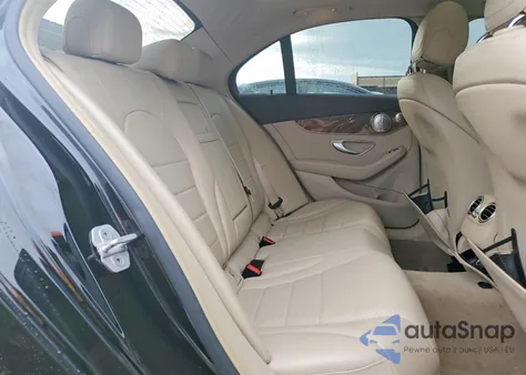 2015 Mercedes-Benz C 300 4Matic из США, поврежденный, VIN 55SWF4KB4FU033929